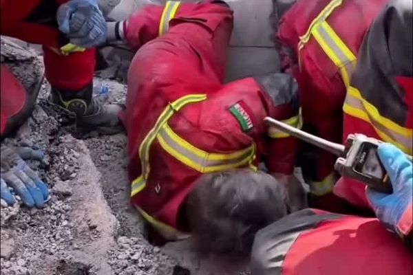 صحنه شگفت انگیز نجات یک جوان از زیر آوار حمله اسرائیل