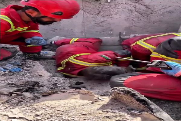 صحنه شگفت انگیز نجات یک جوان از زیر آوار حمله اسرائیل