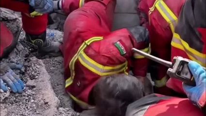 صحنه شگفت انگیز نجات یک جوان از زیر آوار حمله اسرائیل
