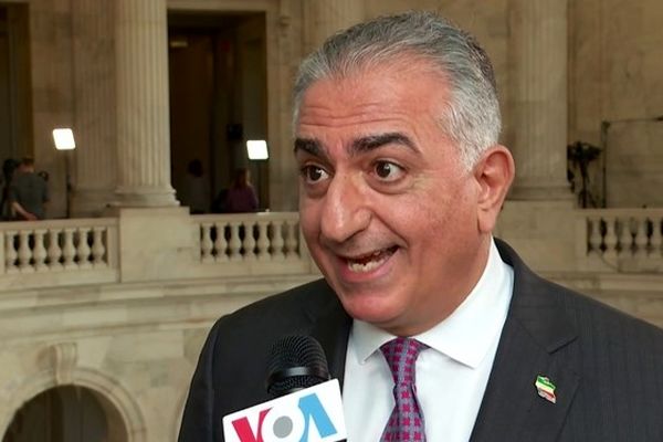 استندآپ کمدی رضا پهلوی در مراسم درگذشت برادرش