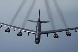 نمایی دیدنی از پرتاب بمب از یک بمب‌افکن غول پیکر