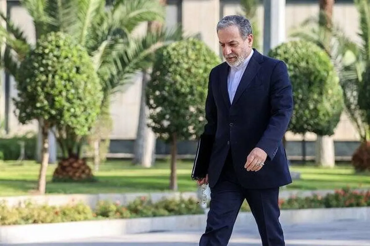 اهدای تاج گل به کشته شدگان جنگ جهانی توسط عراقچی