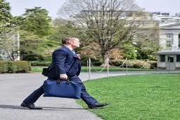 حذف چهره ضدایرانی از کاخ سفید / آیا تعویق مذاکرات به اختلافات در تیم ترامپ مربوط است؟‌