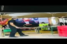 لحظه سنگ باران کامیون‌های حمل‌زباله مزین به تصویر نتانیاهو