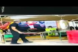 لحظه سنگ باران کامیون‌های حمل‌زباله مزین به تصویر نتانیاهو