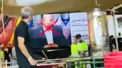 لحظه سنگ باران کامیون‌های حمل‌زباله مزین به تصویر نتانیاهو