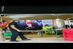 لحظه سنگ باران کامیون‌های حمل‌زباله مزین به تصویر نتانیاهو