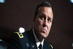 عبور فرمانده سنتکام با ناوشکن مجهز به ضدموشک از تنگه هرمز