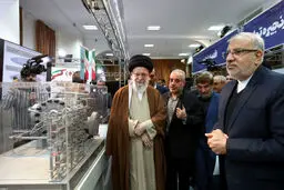 گفتگوی رهبر انقلاب با تولیدکنندگان در نمایشگاه توانمندی‌ها