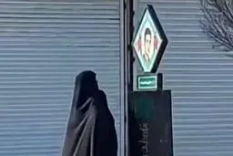 لحظه تاثر برانگیز یک مادر در خیابان مقابل تصویر فرزند شهیدش