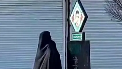 لحظه تاثر برانگیز یک مادر در خیابان مقابل تصویر فرزند شهیدش