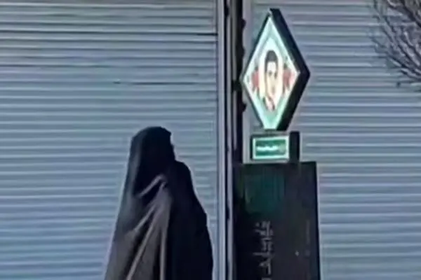 لحظه تاثر برانگیز یک مادر در خیابان مقابل تصویر فرزند شهیدش