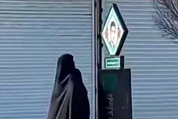 لحظه تاثر برانگیز یک مادر در خیابان مقابل تصویر فرزند شهیدش