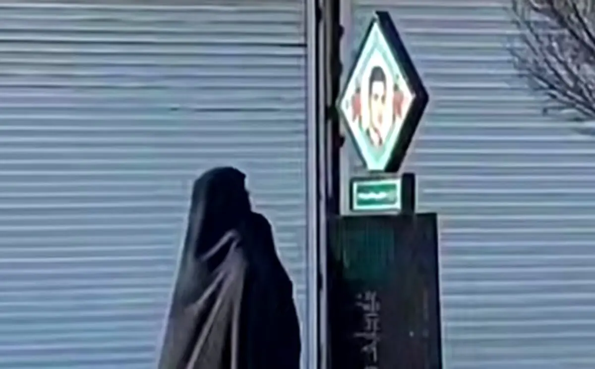 لحظه تاثر برانگیز یک مادر در خیابان مقابل تصویر فرزند شهیدش