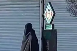 لحظه تاثر برانگیز یک مادر در خیابان مقابل تصویر فرزند شهیدش