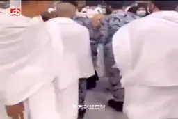 لحظه دستگیری بانویی در مسجدالحرام با پرچم فلسطین