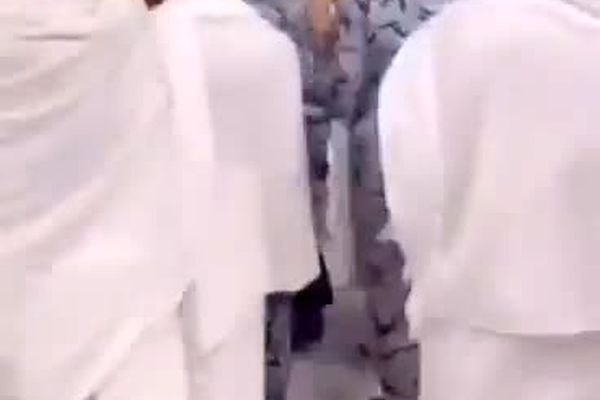 لحظه دستگیری بانویی در مسجدالحرام با پرچم فلسطین
