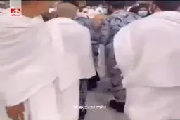 لحظه دستگیری بانویی در مسجدالحرام با پرچم فلسطین