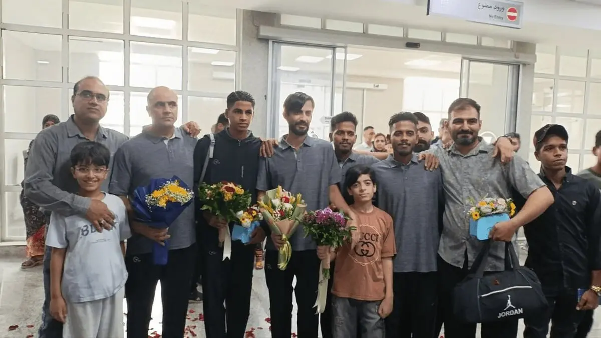 اولین لحظات رسیدن صیادان بندرلنگه‌ای به آغوش خانواده‌