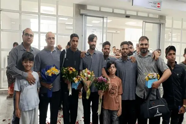 اولین لحظات رسیدن صیادان بندرلنگه‌ای به آغوش خانواده‌