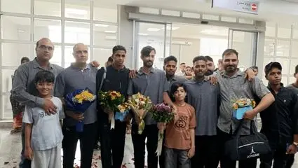 اولین لحظات رسیدن صیادان بندرلنگه‌ای به آغوش خانواده‌