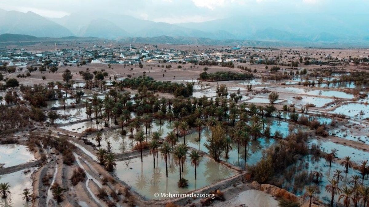 فیلم|غرق شدن یک مینی‌بوس در آبگرفتگی خیابان‌های یزد