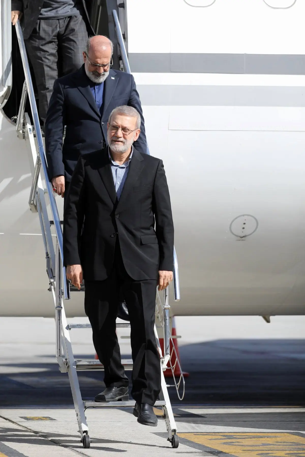 لحظه ورود لاریجانی به مسقط + تصاویر