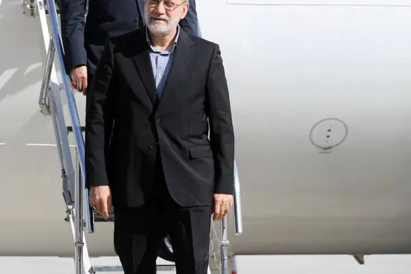 لحظه ورود لاریجانی به مسقط + تصاویر