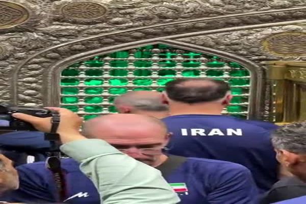 زیارت ضریح مبارک امام رضا (ع) توسط روبرتو پیاتزا، سرمربی تیم ملی والیبال