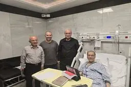 لحظه عیادت علی ربیعی از هادی خانیکی در بیمارستان