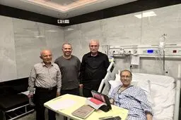 لحظه عیادت علی ربیعی از هادی خانیکی در بیمارستان