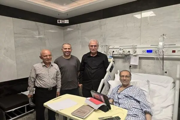 لحظه عیادت علی ربیعی از هادی خانیکی در بیمارستان