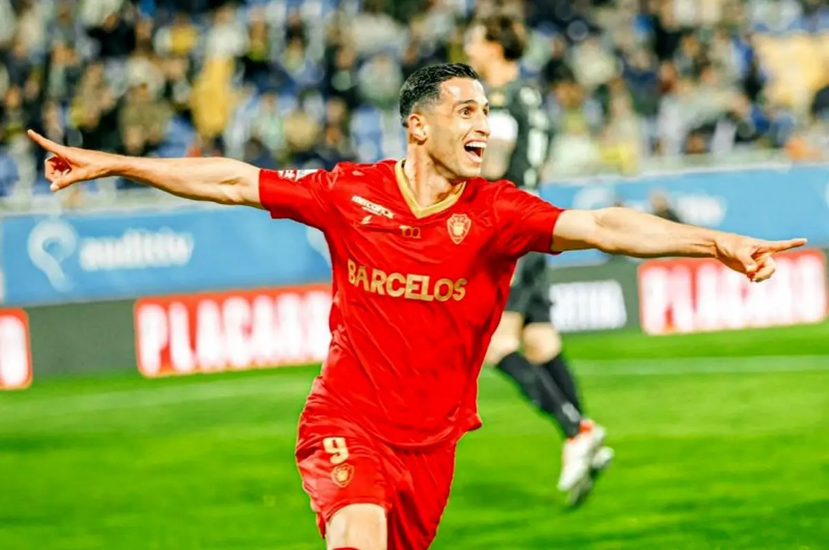 علی علیپور نیازمند لباس قرمز برای گل!