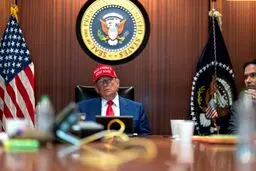 لحظه هدیه دادن تحقیر آمیز ترامپ به کارمندان کاخ سفید