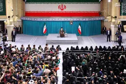 تصاویر دیدار جمعی از رأی اولی‌ها و خانواده‌های شهدا با رهبر انقلاب
