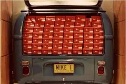 تصویر ون مالک کمپانی نایک 44 سال پیش پر از کفش