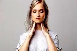 6 نشانه مهم تیروئید در بدن + جزئیات