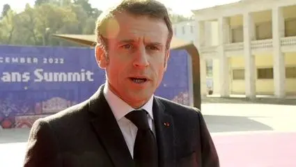  بزن بزن میکروفون شبکه العالم با رویترز و دویچه‌وله در مقابل مکرون