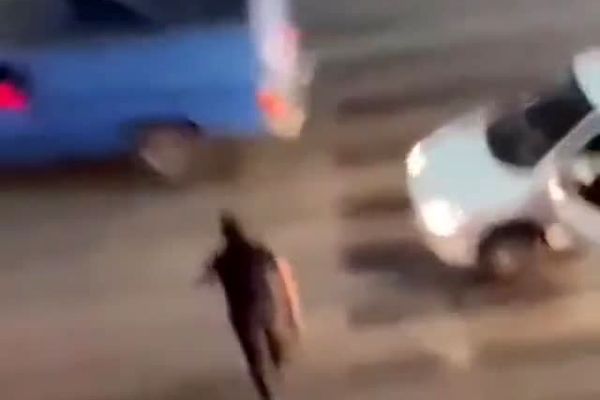 درگیری مرد کلاشینکف به دست در جاده مشهور + فیلم