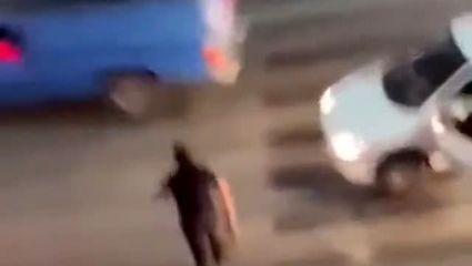درگیری مرد کلاشینکف به دست در جاده مشهور + فیلم
