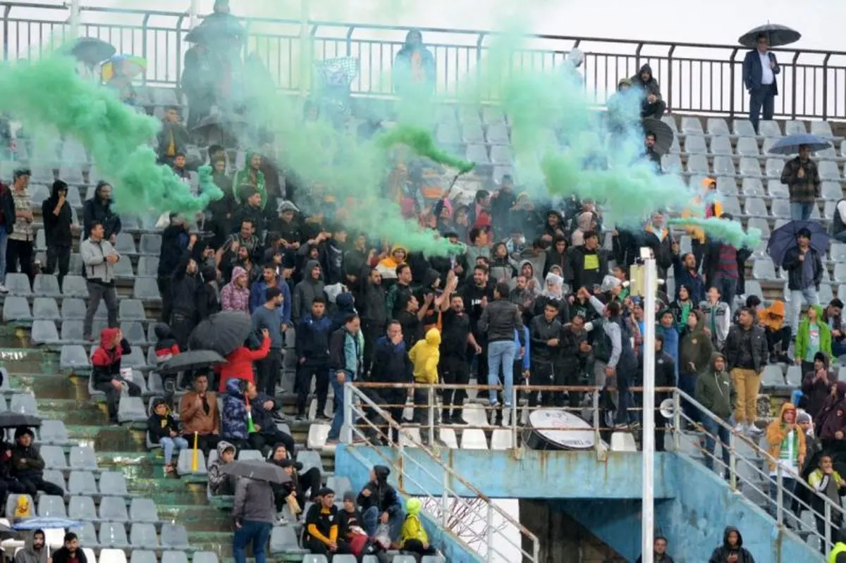 دودزای سبز و هوای بارانی در ورزشگاه اراک (عکس)