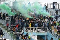 دودزای سبز و هوای بارانی در ورزشگاه اراک (عکس)