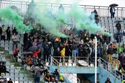 دودزای سبز و هوای بارانی در ورزشگاه اراک (عکس)