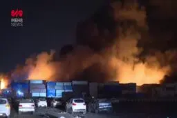 آخرین وضعیت بندر شهید رجایی؛ آتش سوزی هنوز ادامه دارد