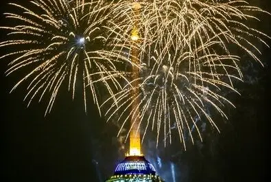  نورافشانی جشن ۲۲ بهمن در برج میلاد