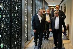  استقبال زائران حرم‌ حسینی (ع) از عراقچی