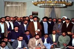 عکسی خاص از مرحوم محتشمی‌پور در کنار رهبر انقلاب
