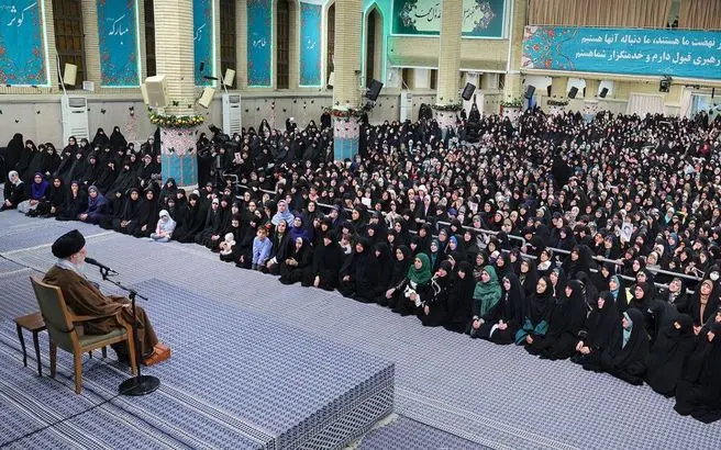 رهبر انقلاب : مردان باید محبت به همسر خود را ابراز کنند