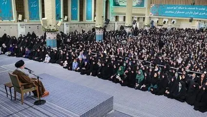 رهبر انقلاب : مردان باید محبت به همسر خود را ابراز کنند