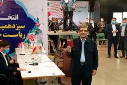 ورود پرحاشیه عزت الله ضرغامی به ستاد انتخابات کشور + فیلم